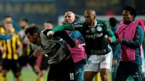 Follia di Felipe Melo in Copa Libertadores, maxi rissa in campo