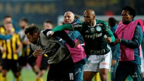 Follia di Felipe Melo in Copa Libertadores, maxi rissa in campo